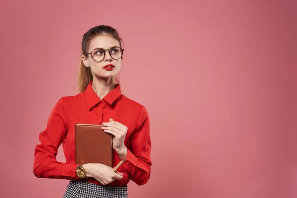 Mulher vestindo óculos vermelho camisa secretário finanças estilo de vida Profissional — Fotografia de Stock