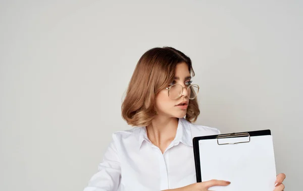Ділова жінка в окулярах з документами в руках на сірому фоні Копіювати Простір — стокове фото