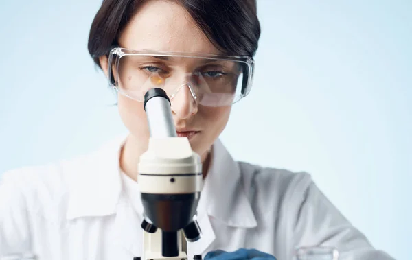 Жінка медсестра біля колби лабораторні дослідження вакцинація — стокове фото