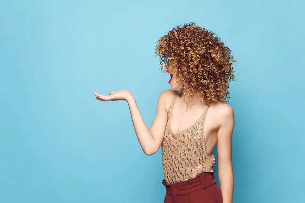 Charme mulher Curly cabelo emoção vista lateral cópia espaço mão gesto — Fotografia de Stock