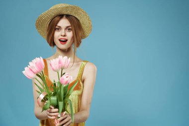 Güzel kadın çiçek buketi cazibe ve lüks altın elbise