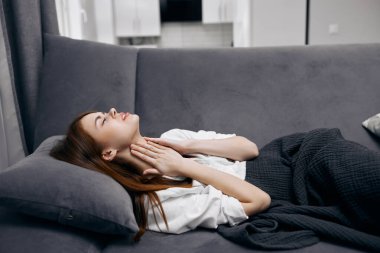 Kadın evinde, kanepede elinde battaniyeyle saklanıyor. Sağlık sorunları var.