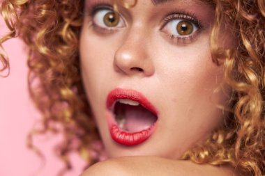 Çekici kırmızı dudaklar süpriz model pullu tişört 