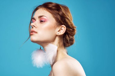 Güzel bir kadın. Çıplak omuzlar. Parlak makyaj.