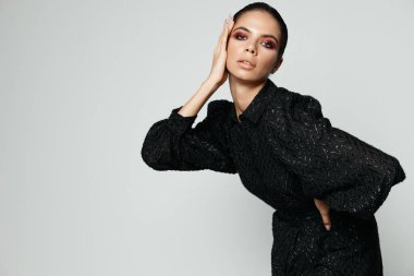 Kadın makyajlı, siyah, şık elbiseli, yakın plan.