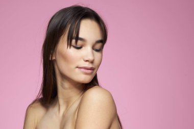 Çıplak omuzlu kadın saç bakım makyajı temiz cilt pembesi