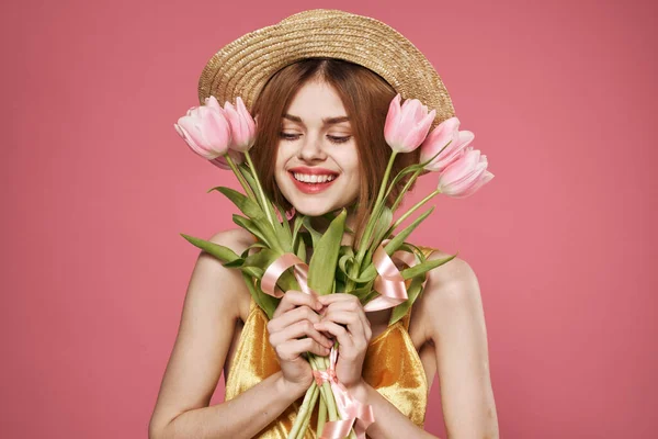 Mulher alegre em um buquê de chapéu de flores dia de mulheres de férias no dia 8 de março — Fotografia de Stock