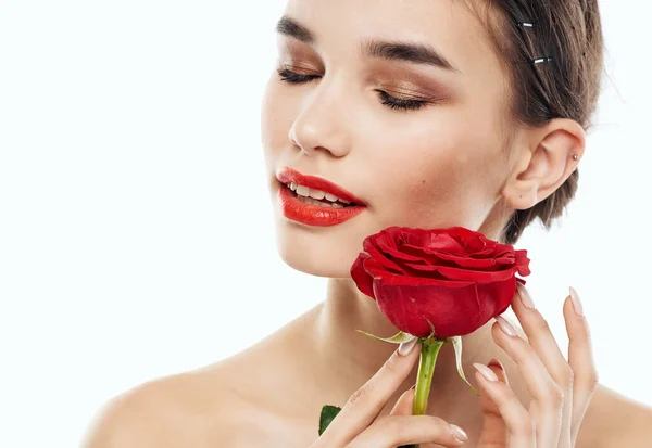 Ritratto di donna con fiore rosso ombretto sulle palpebre trucco sopracciglio labbra rosse — Foto Stock