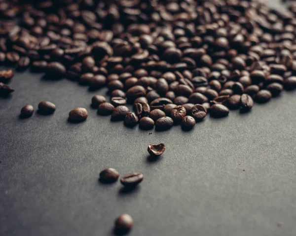 Pražená kávová zrna na šedém pozadí textury kopírovat prostor — Stock fotografie
