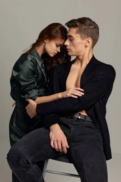 Portrét mladého páru kouzlo vášeň luxusní moda Studio — Stock fotografie