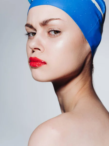 Bella donna labbro rosso blu cappello nuoto modello subacqueo — Foto Stock