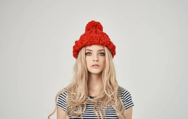 Mujer rubia en camiseta a rayas y retrato sombrero rojo sobre fondo claro recortado ver —  Fotos de Stock