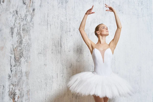 Legs ballerina pointe shoes white tutu performance — Stock Photo, Image