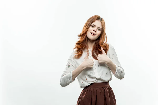 Hübsche Frau mit roten Haaren im Anzug gestikuliert mit Händen lächeln Studio — Stockfoto