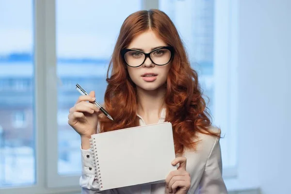 Femme d'affaires rousse avec bloc-notes dans les documents mains Espace de copie — Photo