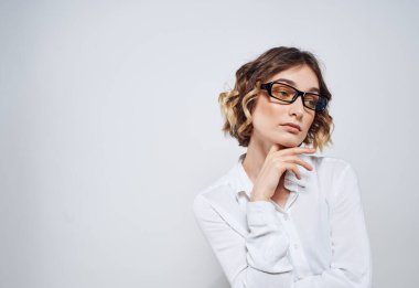 Kıvırcık saçlı gözlüklü kadın. Boşluğu kopyala