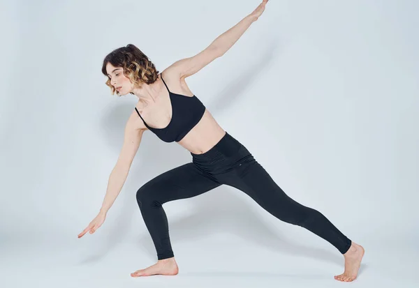 Yoga lungor framåt höger ben kvinna sport gymnastik — Stockfoto