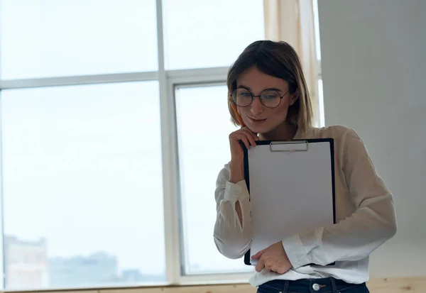 Femme romantique avec des documents feuille blanche de maquette en papier — Photo