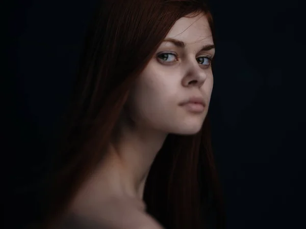 Romântico mulher de cabelos vermelhos retrato close-up ombros nus vista cortada — Fotografia de Stock