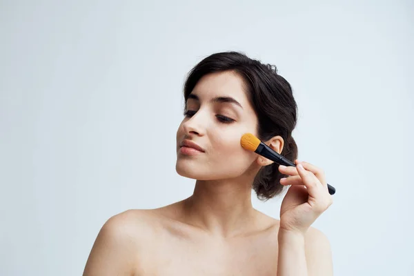Frau mit nackten Schultern Make-up Hautpflege Nahaufnahme — Stockfoto