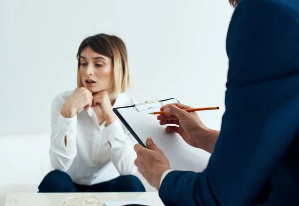 Hombre de negocios en chaqueta azul y las mujeres en el fondo en la mesa — Foto de Stock