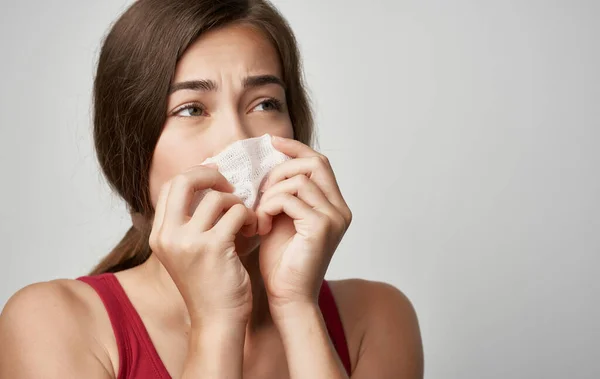 Mujer enferma en camiseta roja problemas de salud pañuelo frío — Foto de Stock