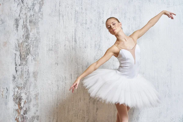 Jambes ballerine pointe chaussures blanc tutu performance — Photo