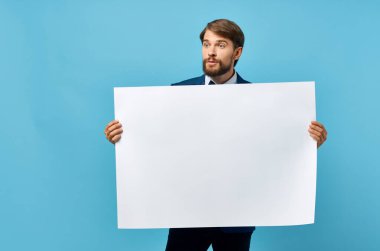 Beyaz model poster taşıyan sakallı adam Boşluk mavi arkaplanı kopyala