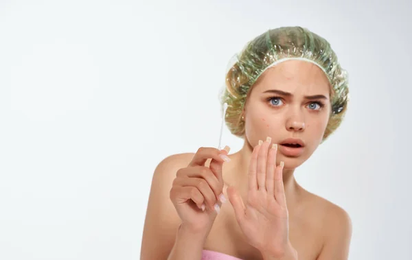 Vrouw met een transparante pet gebaren met haar handen cosmetologie dermatologie huidverzorging — Stockfoto