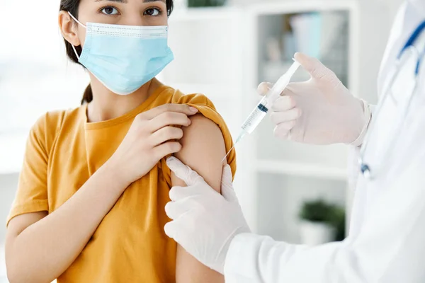 Médico inyectando a los pacientes hombro primer plano recortado ver vacunación —  Fotos de Stock