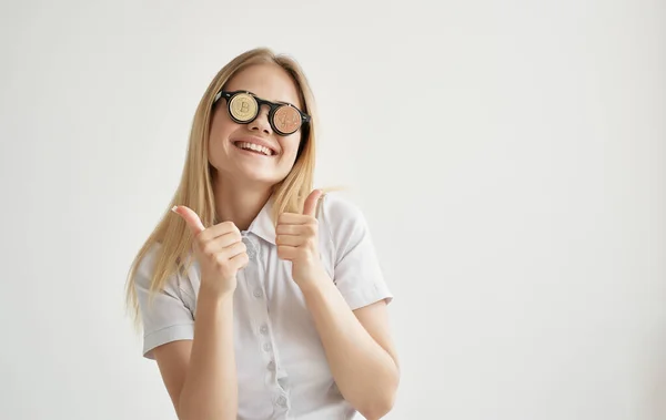 Όμορφη γυναίκα γυαλιά με τη μορφή cryptocurrency Bitcoin Χρυσή οικονομία στο διαδίκτυο — Φωτογραφία Αρχείου