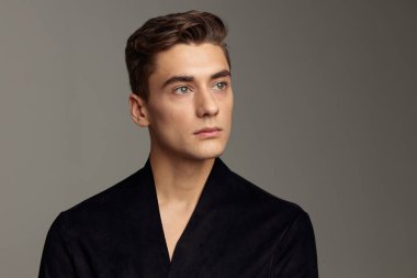 Yakışıklı genç adam çekici, sevimli saç stili.