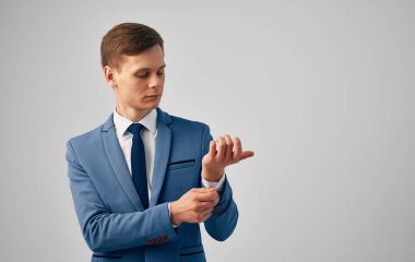 Takım elbiseli adam kendine güvenen resmi belge işadamı