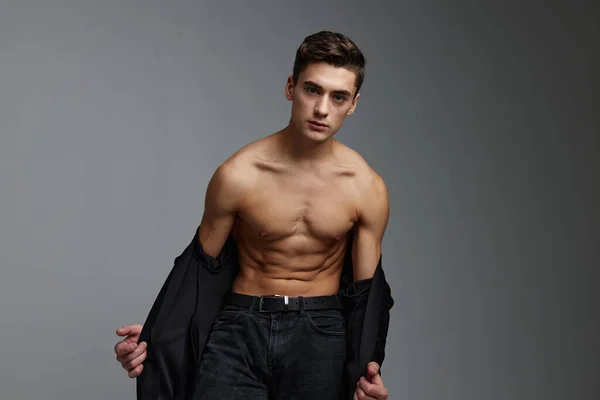 Bonito homem preto jaqueta nu torso posando auto-confiança modelo — Fotografia de Stock