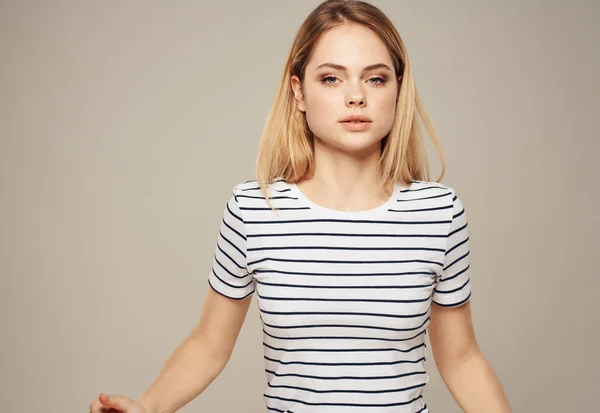 Model gestreept T-shirt beige achtergrond verontwaardigd look — Stockfoto