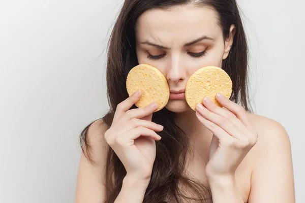 Frau mit nackten Schultern Schwämme in der Nähe Gesicht Kosmetikpflege — Stockfoto