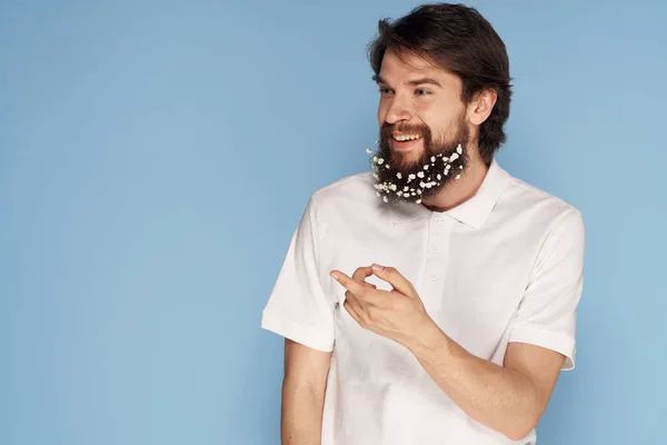 Flores alegres homem em uma barba camisa branca cortada moda vista positiva — Fotografia de Stock