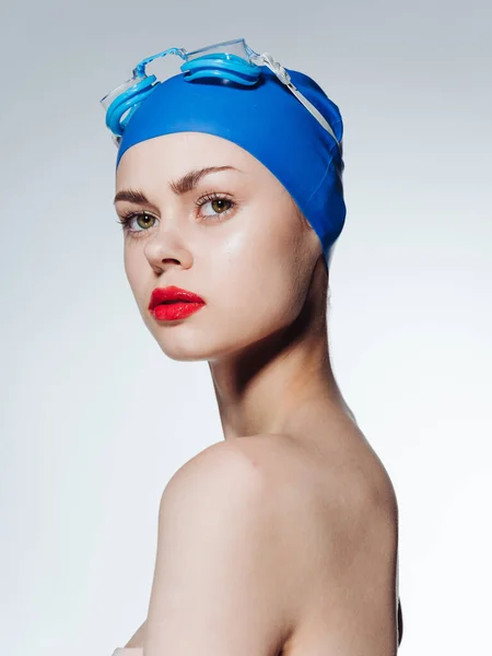 Hermosa mujer con labios rojos azul gorra de natación modelo de buceo —  Fotos de Stock