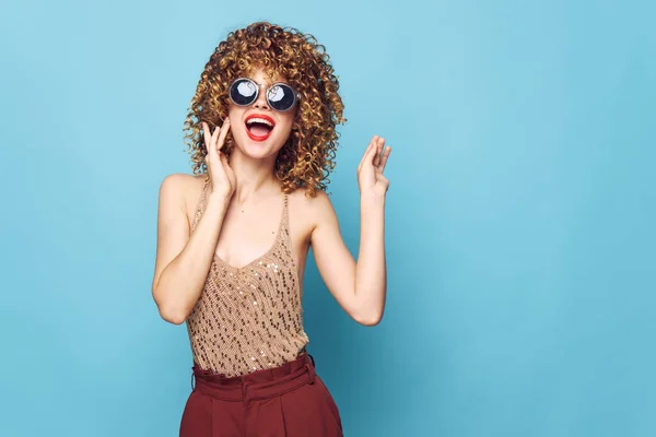 Frau Lächeln Lockiges Haar Spaß Sonnenbrille Studio Paillettenhemd — Stockfoto