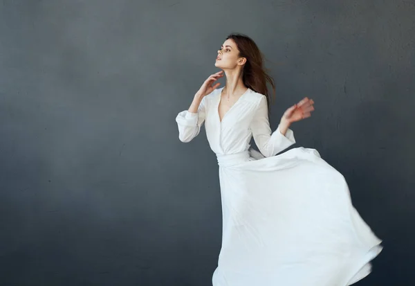 Hermosa mujer de vestido blanco danza glamour realizado estilo elegante — Foto de Stock