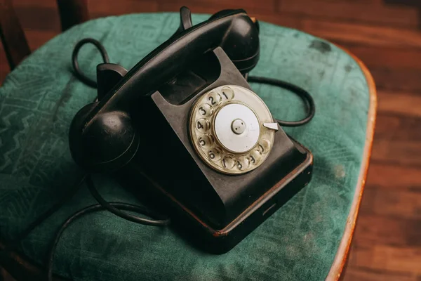 Telefone retro velho na tecnologia da cadeira estilo clássico antigo — Fotografia de Stock