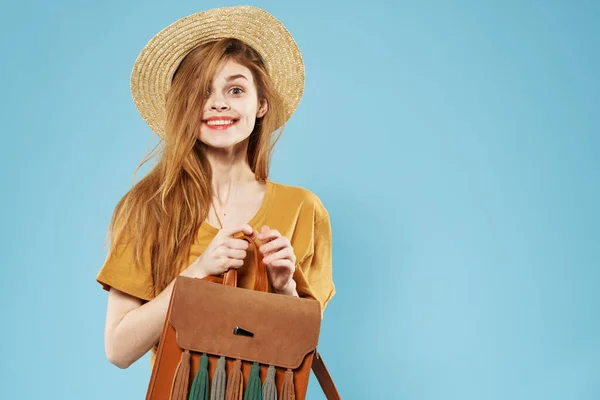 Mulher alegre na moda chapéu mochila corte vista — Fotografia de Stock