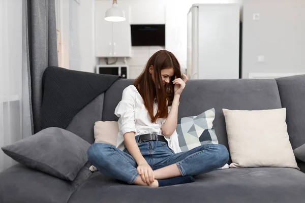 Glad kvinna hemma på soffan vilar Comfort i lägenheten — Stockfoto