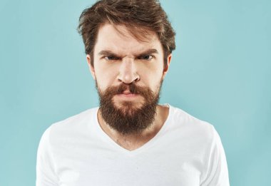 Saldırganlık stresli sakallı adam. Duyguları var. Öfkeli görün.