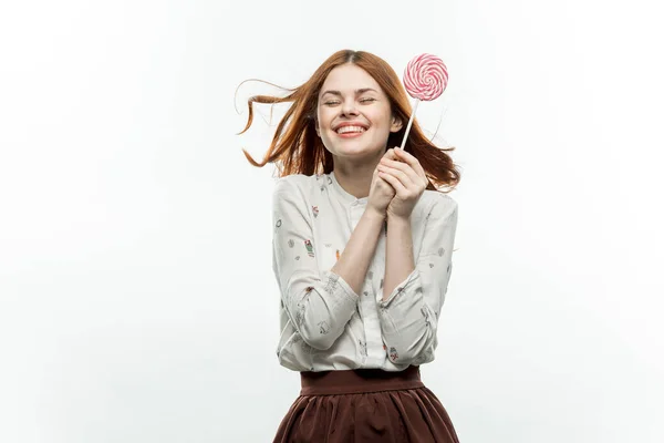 한 여성 이 손에 둥근 롤리팝을 쥐고 있고, 감정적으로 달콤 한 사탕을 들고 있다. — 스톡 사진