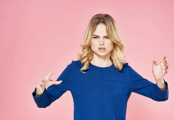 Hübsche Frau eleganten Stil blaues Kleid Modell Bildung Lebensstil — Stockfoto