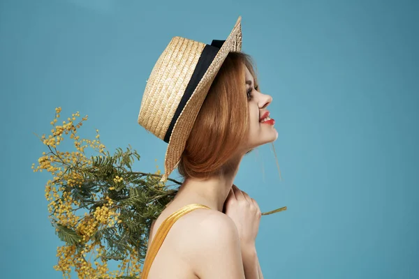 Femme gaie en chapeau robe dorée style de vie studio fond bleu — Photo