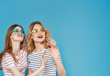 İki neşeli kız arkadaş neşe dolu yaşam tarzına sarılıyor.