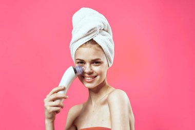 Güzel kadın havlusu baş masajcısı ellerde cilt bakımı