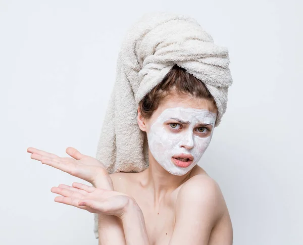 Wanita ceria dengan gerakan bahu telanjang dengan tangan krim wajah masker emosi — Stok Foto